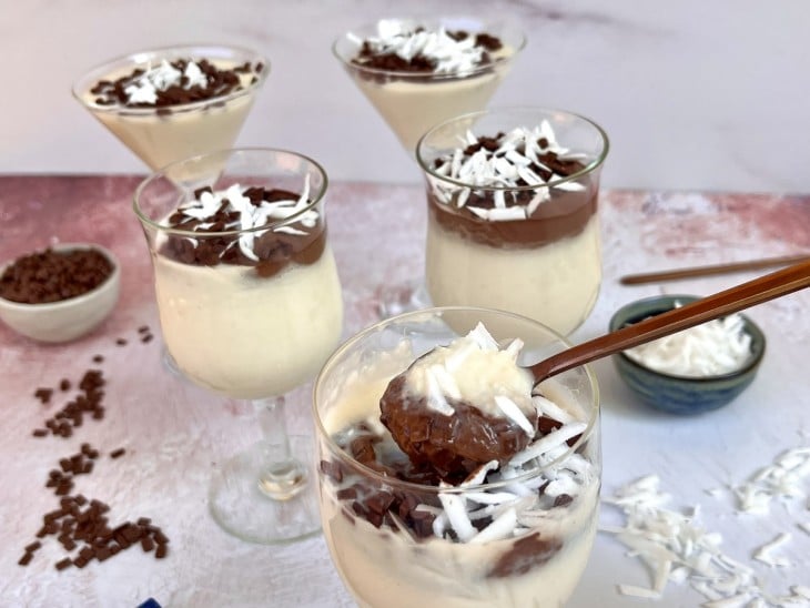 Doce gelado de coco e chocolate finalizado.