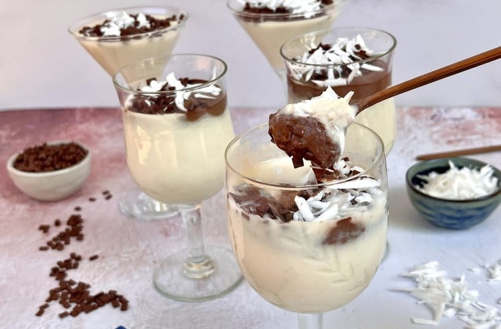 Doce gelado de coco e chocolate