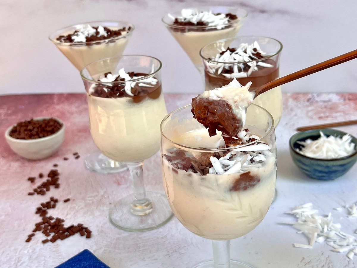 Doce gelado de coco e chocolate