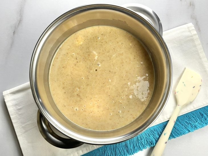 Uma panela contendo a mistura de leite condensado, amendoim triturado e manteiga.