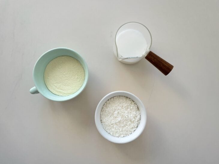 Ingredientes separados e organizados sobre a bancada para iniciar o preparo.