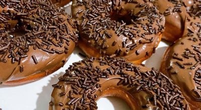 Donuts com cobertura de chocolate