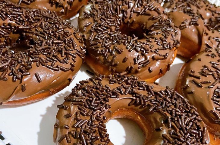 Donuts com cobertura de chocolate