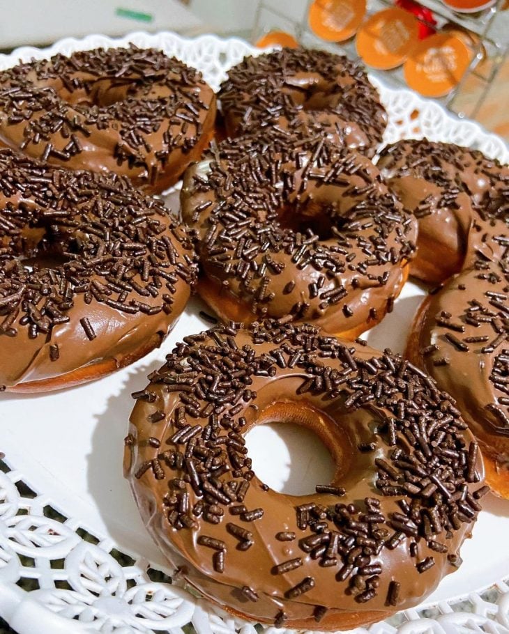 Donuts com cobertura de chocolate