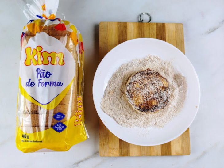 Um prato com açúcar e canela para empanar os donuts.