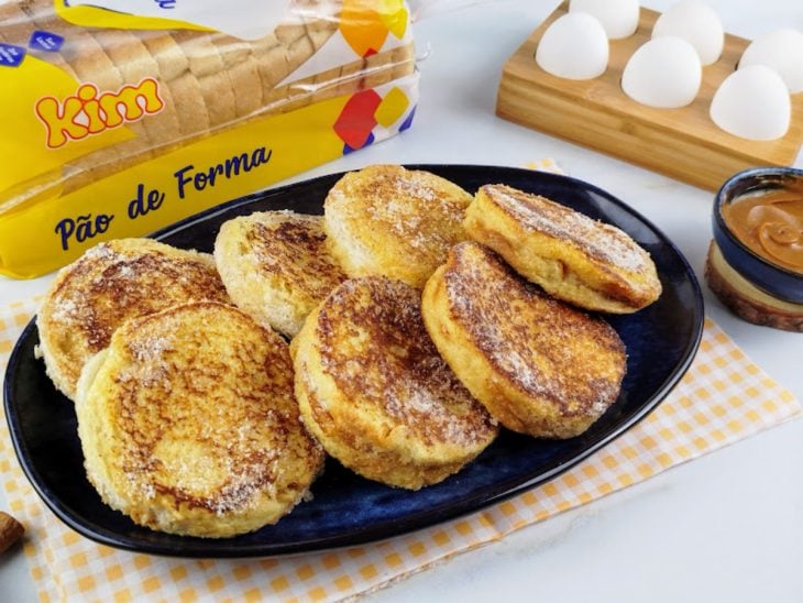 Um prato contendo donuts no pão de forma.