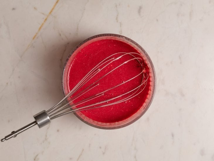 Corante em gel adicionado na tigela.