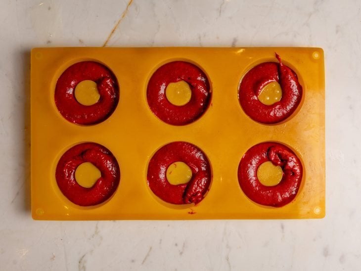Mistura de donuts colocadas na forma.