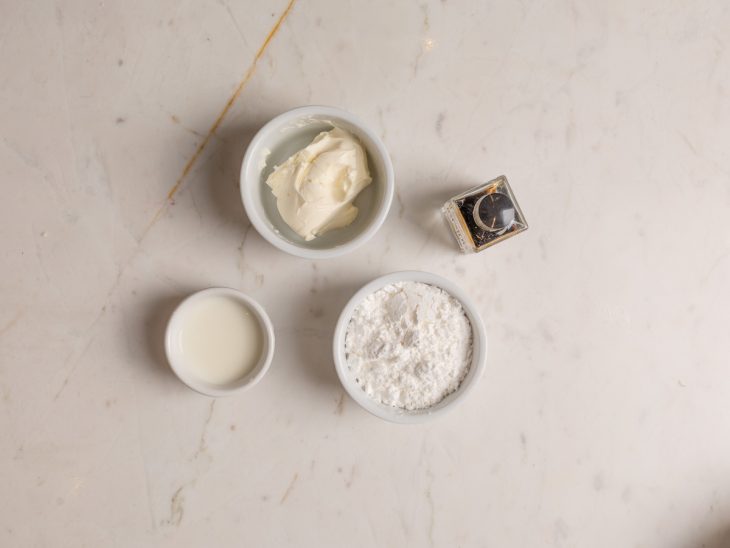 Ingredientes separados em recipientes distintos.