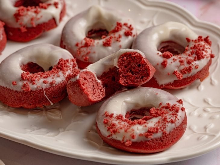 Donuts red velvet prontos para consumo.