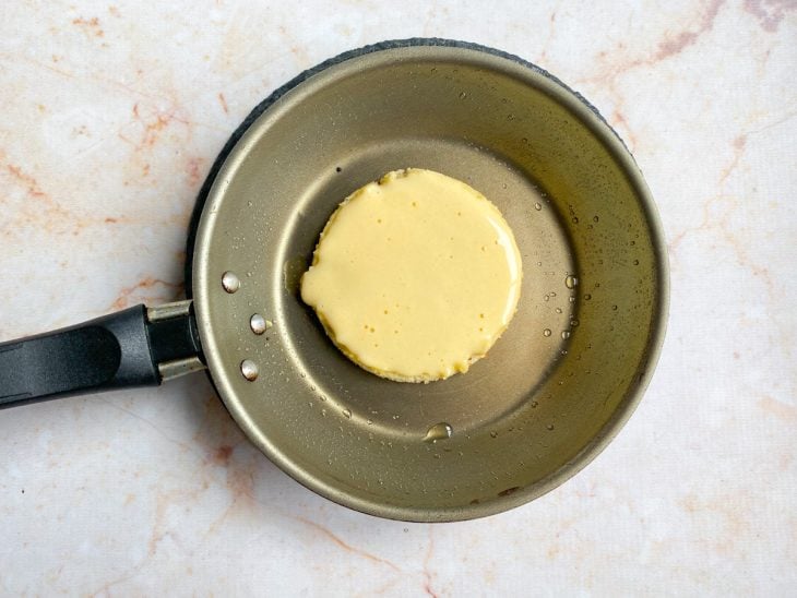 dorayaki fritando na frigideira