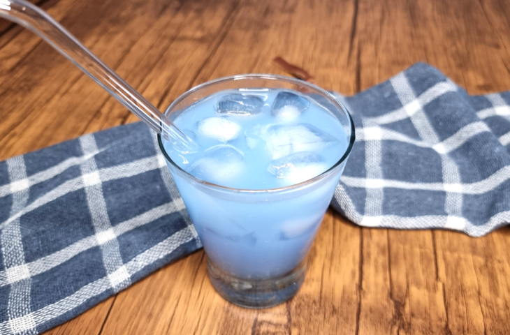 Drink com Skol Beats e curaçau blue