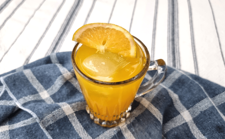 Drink com Skol Beats, gin e laranja