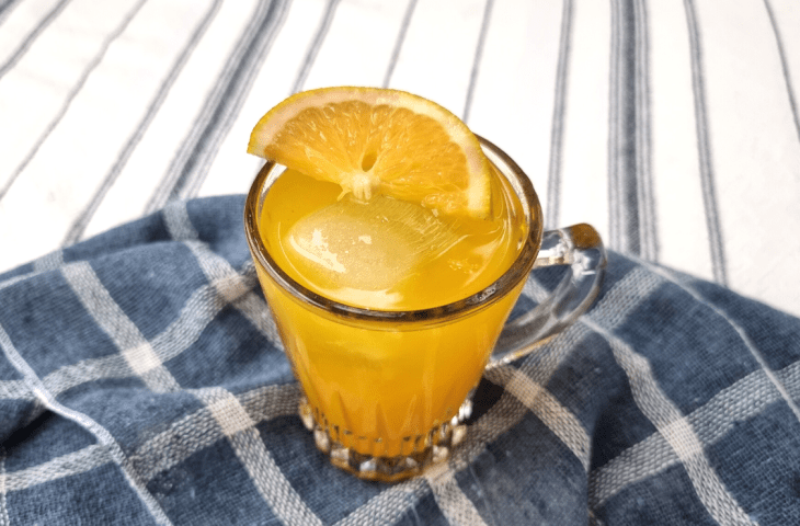 Drink com Skol Beats, gin e laranja