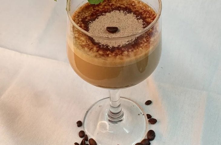 Drink de café com cachaça