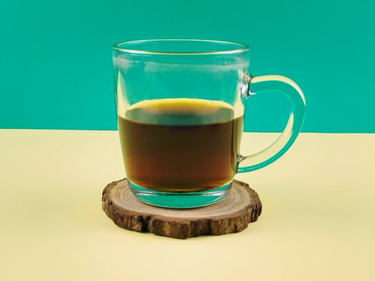 Chá gelado na caneca de vidro.