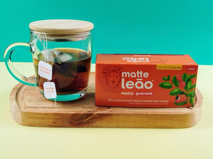 Chá em infusão numa caneca de vidro.