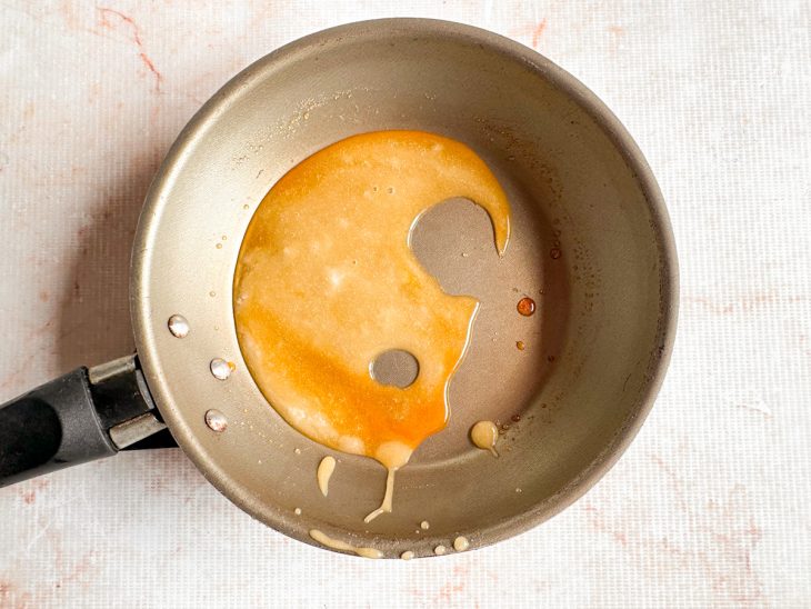 Açúcar sendo derretido na frigideira.