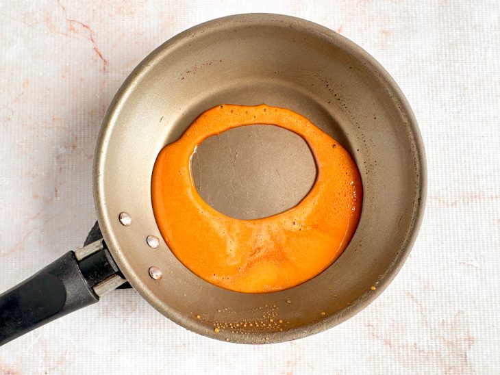 Açúcar no ponto de caramelo.