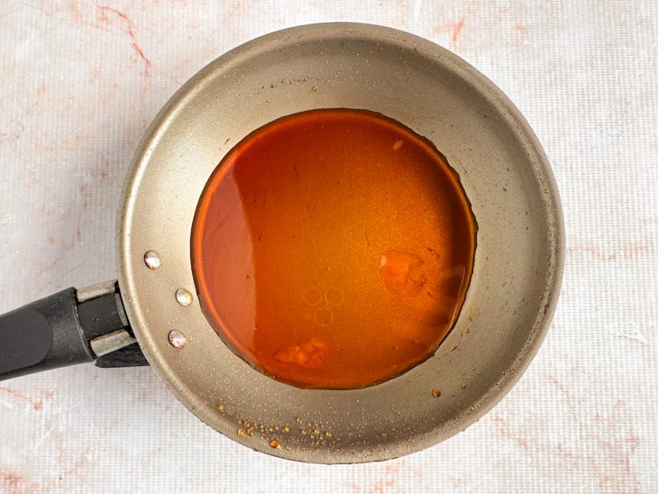 Água adicionada ao açúcar na panela.