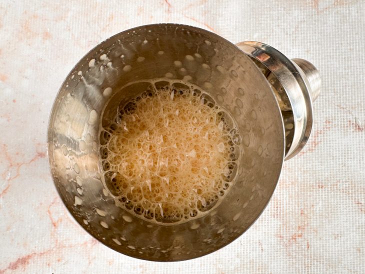 Mistura sendo transferida para a coqueteleira.