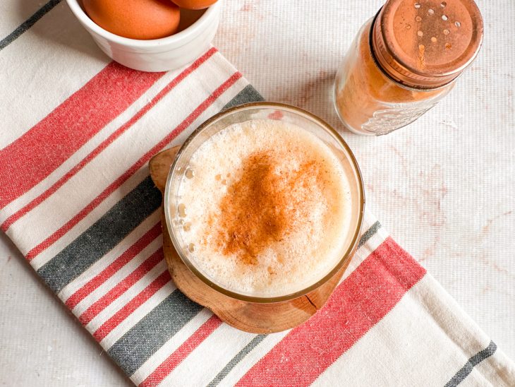 Eggnog servido em copo.