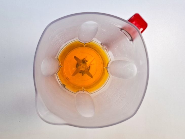 mistura de gelatina de abacaxi no liquidificador.