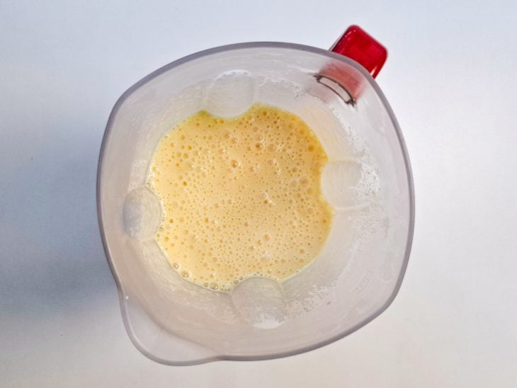 mistura com leite condensado no liquidificador para gelado de abacaxi com coco.