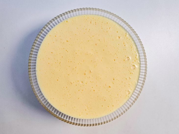 creme de gelado de abacaxi com coco em um refratário para resfriar.
