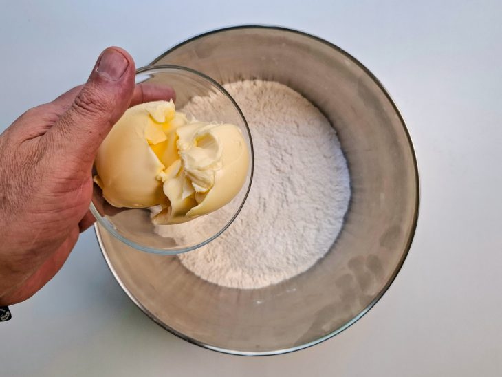 Numa tigela, a farinha de trigo e o sal.