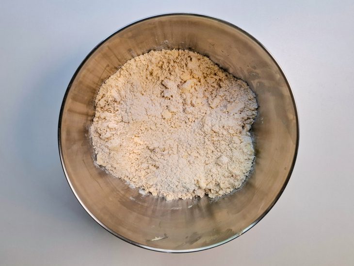 Na tigela, a massa envolvida, começando a tomar forma.