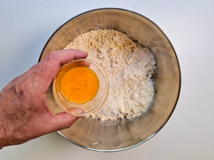 Na tigela, o ovo sendo incorporado.