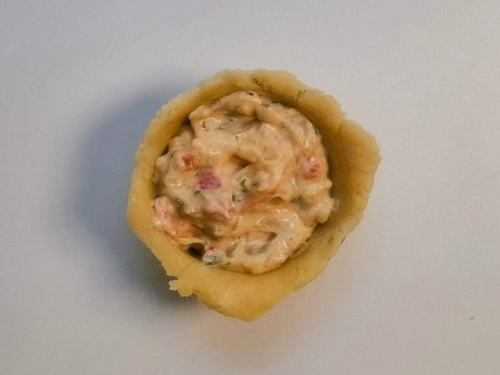 Massa na forminha, com parte do recheio.