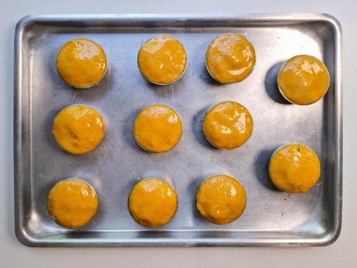 Empadas pinceladas com gema de ovo.