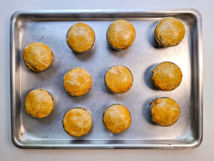 Empadas saídas do forno, massa levemente dourada.