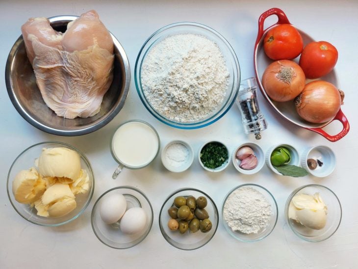 ingredientes da empada de frango reunidos na bancada.