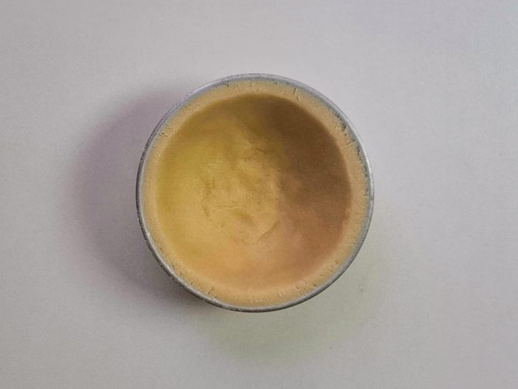 empada de queijo com as aparas cortadas.