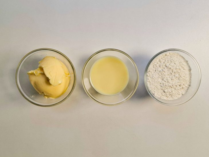 Ingredientes para a receita reunidos em uma bancada.