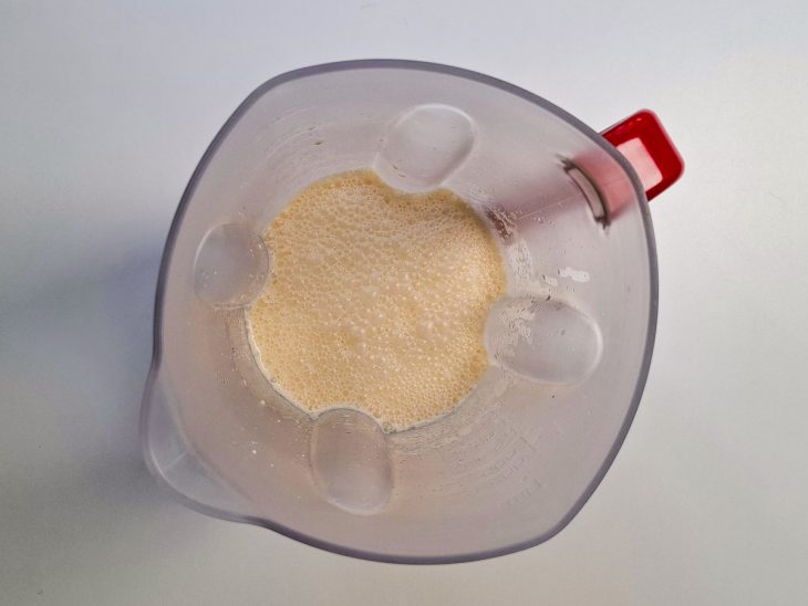 Ovos, óleo, leite, parmesão ralado e sal batidos no liquidificador.