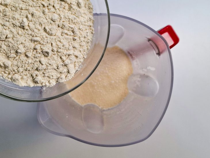 Farinha adicionada ao liquidificador.
