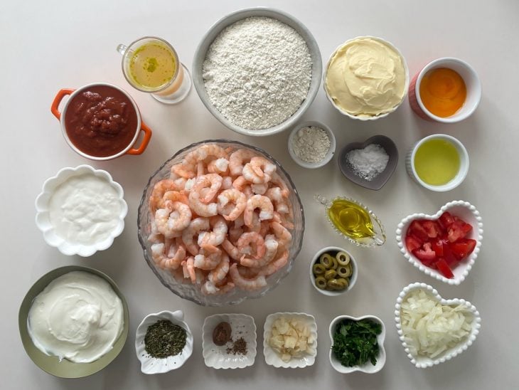 Ingredientes reunidos na bancada.