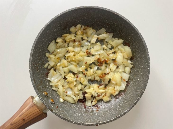 Cebola e alho refogados na frigideira.