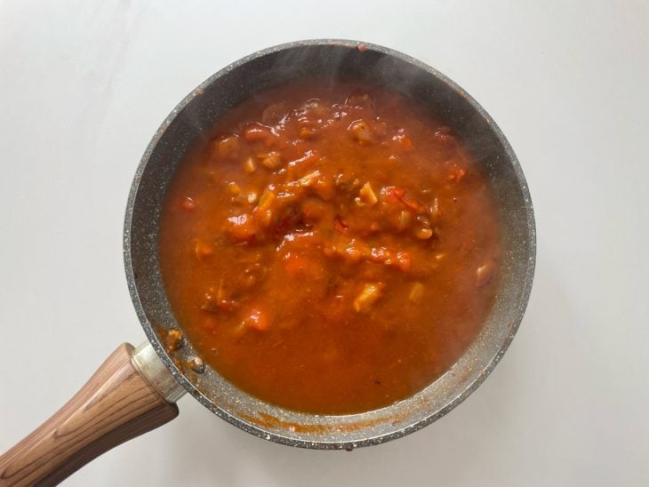 Caldo de camarão adicionado na panela.