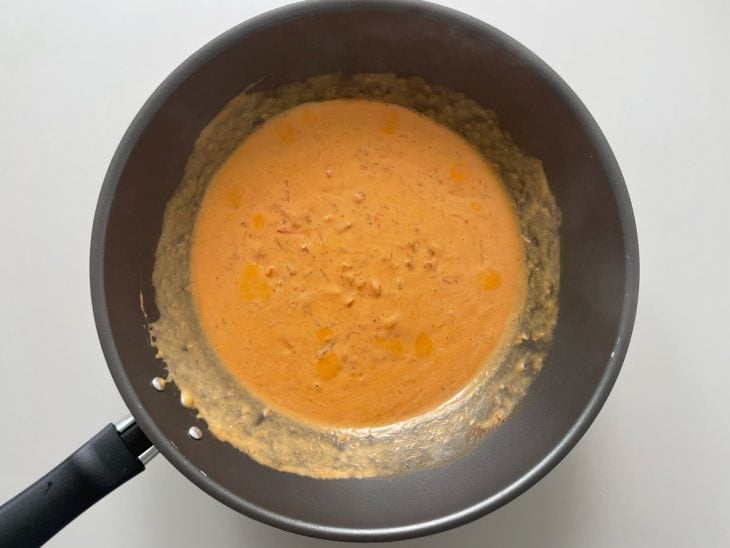 Creme de leite adicionado na panela.