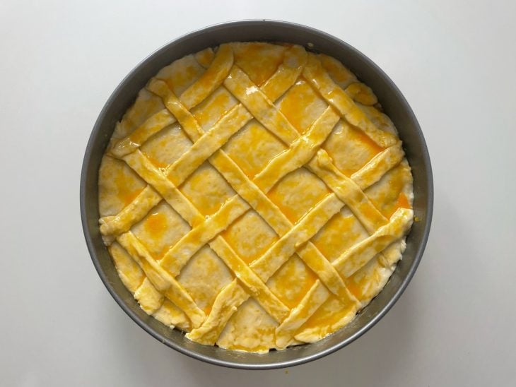 Empadão fechado e pincelado.