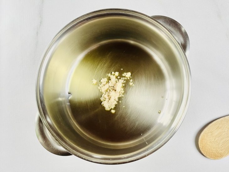 Alho refogando na panela.