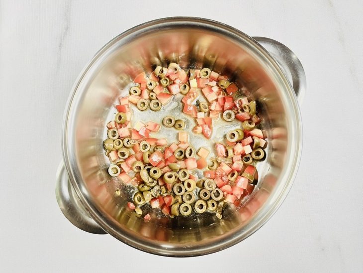 Refogado com alho, cebola, tomate, azeitona e milho em panela..