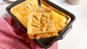 Empadão de frango simples com ervas finas