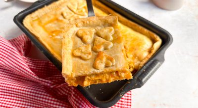 Empadão de frango simples com ervas finas