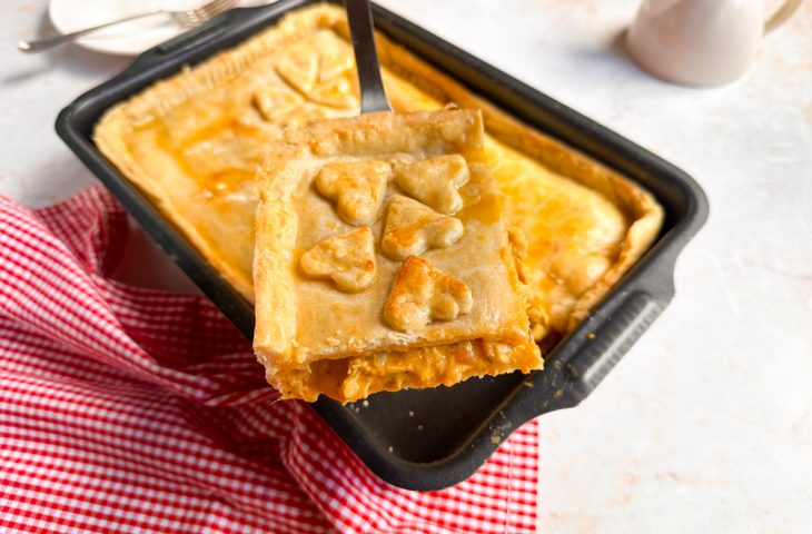 Empadão de frango simples com ervas finas